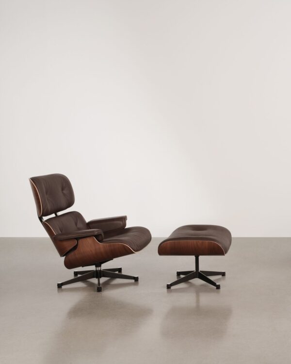 Sillón Poltrona Eames Lounge con Otomana Eco Cuero